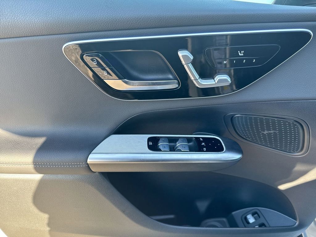 Used 2025 Mercedes-Benz GLC 350e 4MATIC image 15