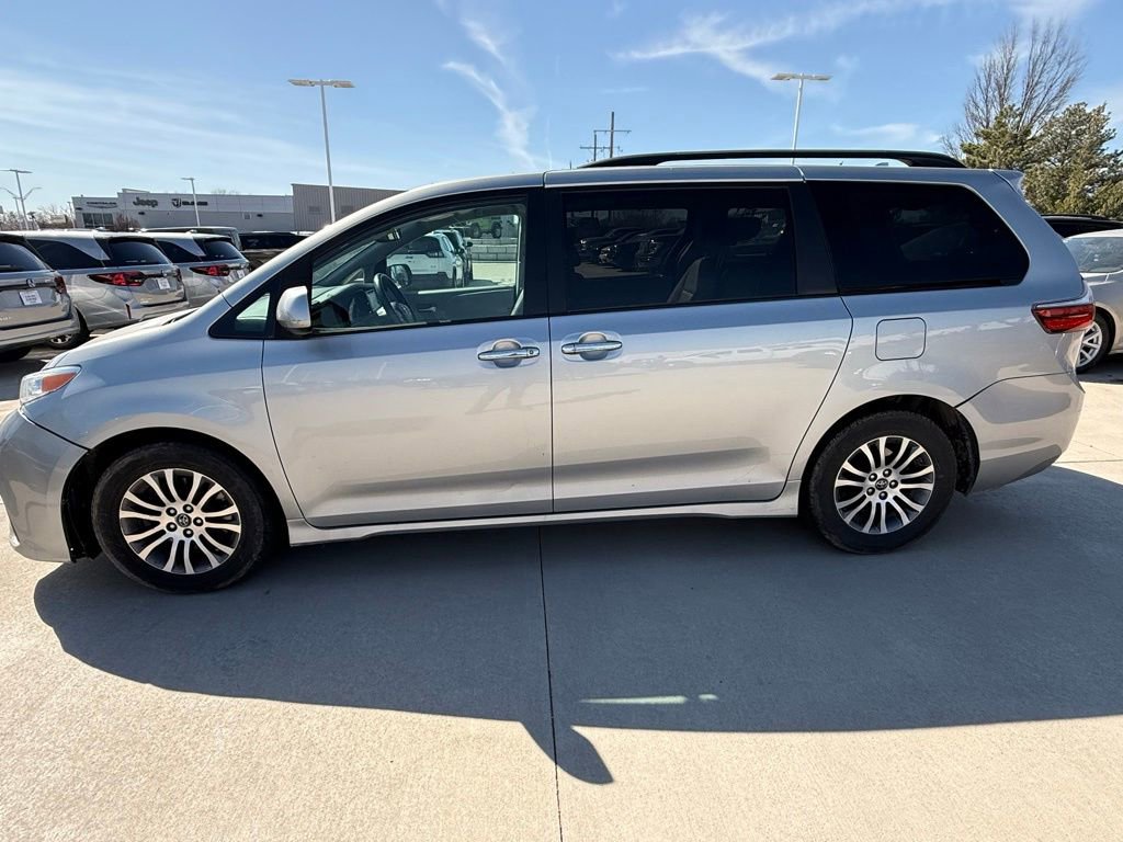 Used 2020 Toyota Sienna XLE image 2