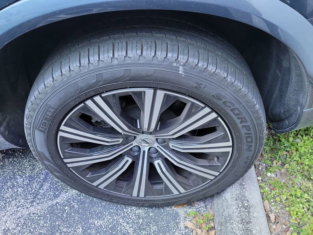 Used 2023 Volvo XC90 B6 Plus image 4