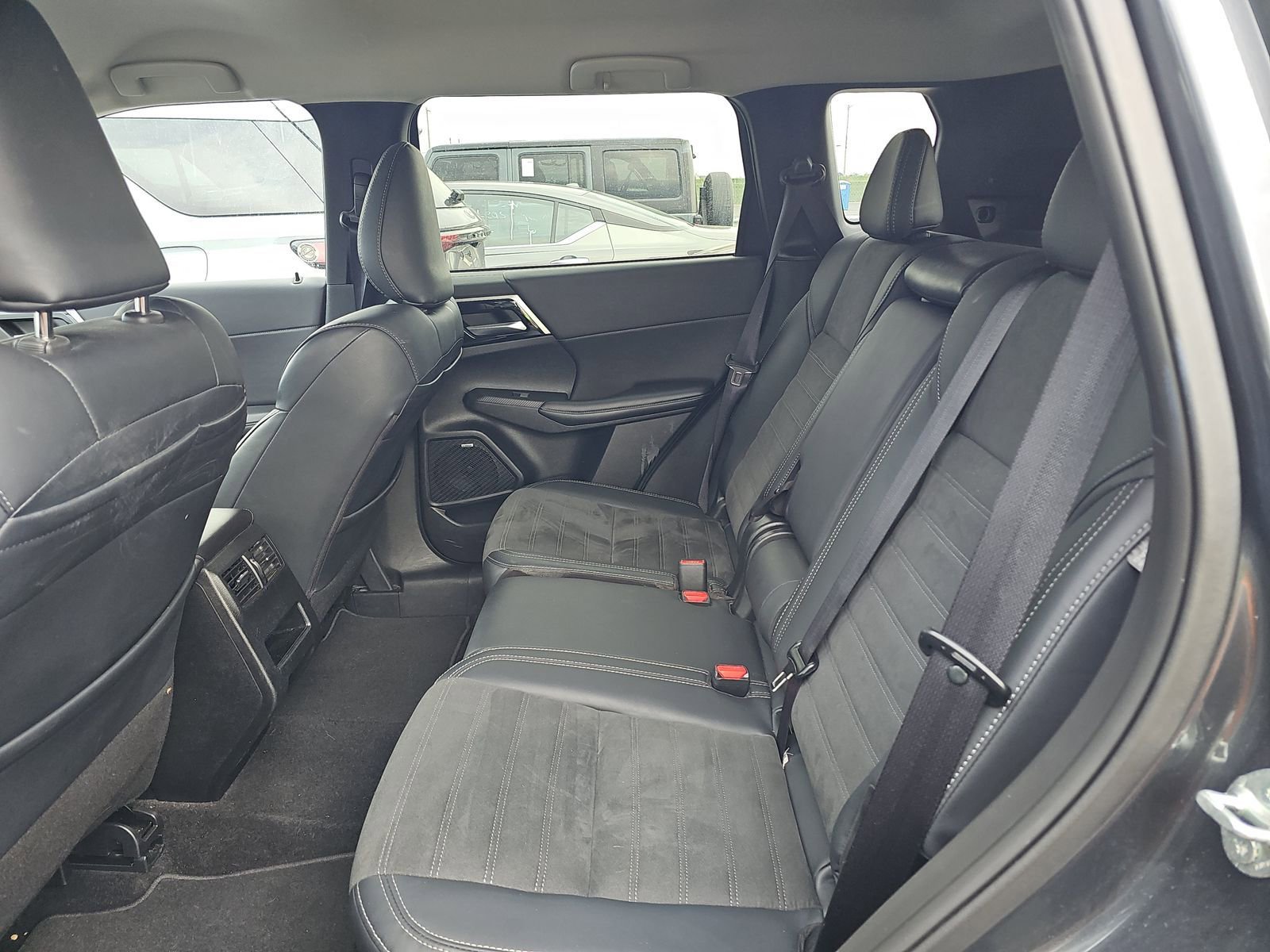 Used 2025 Mitsubishi Outlander SE image 4