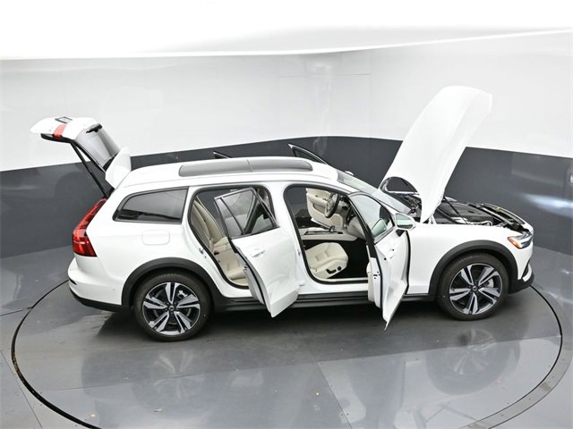 Used 2024 Volvo V60 B5 Cross Country Plus image 49