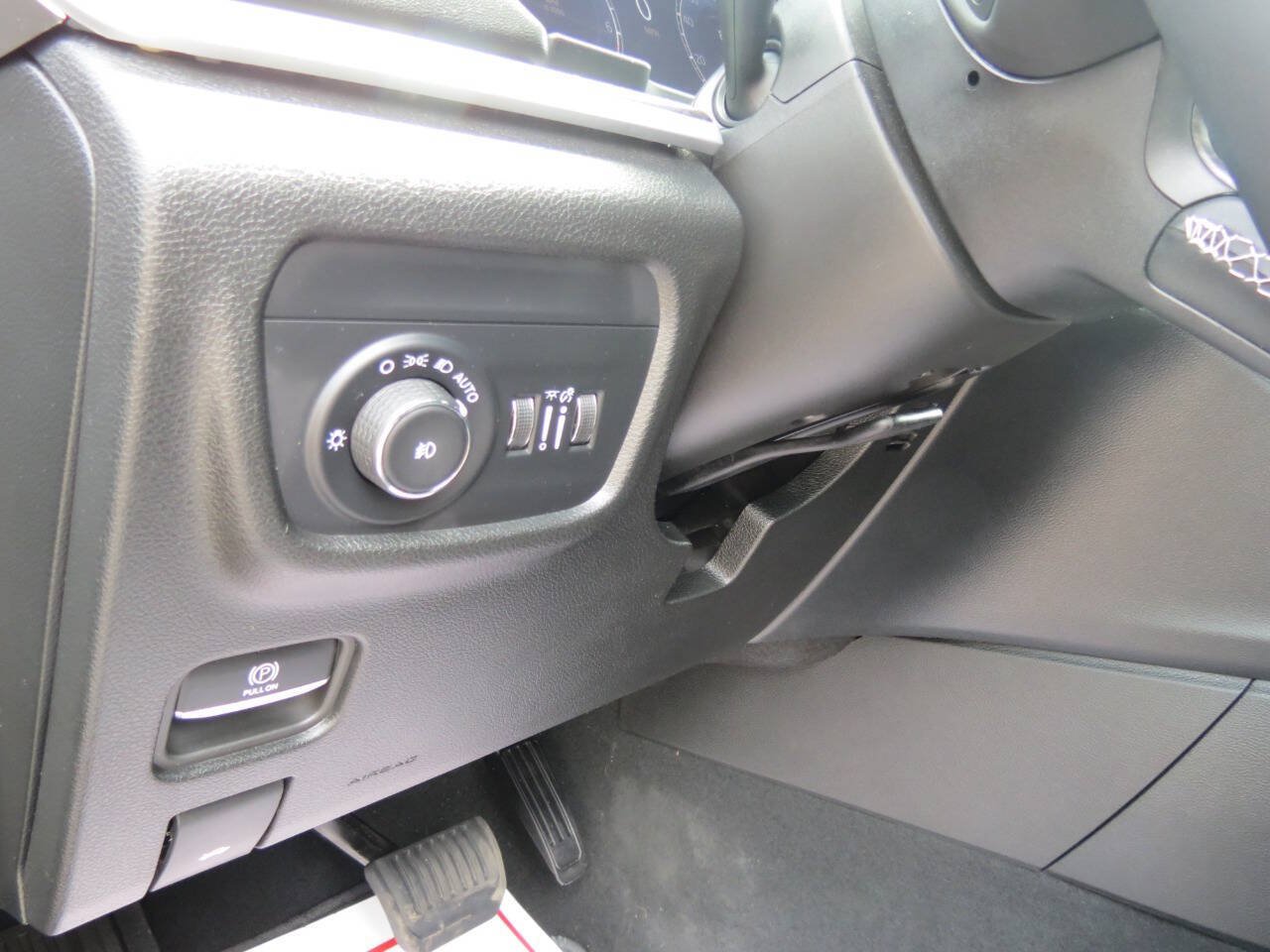 Used 2025 Jeep Grand Cherokee Limited w/ Trailer Tow Package AWD/4WD image 9