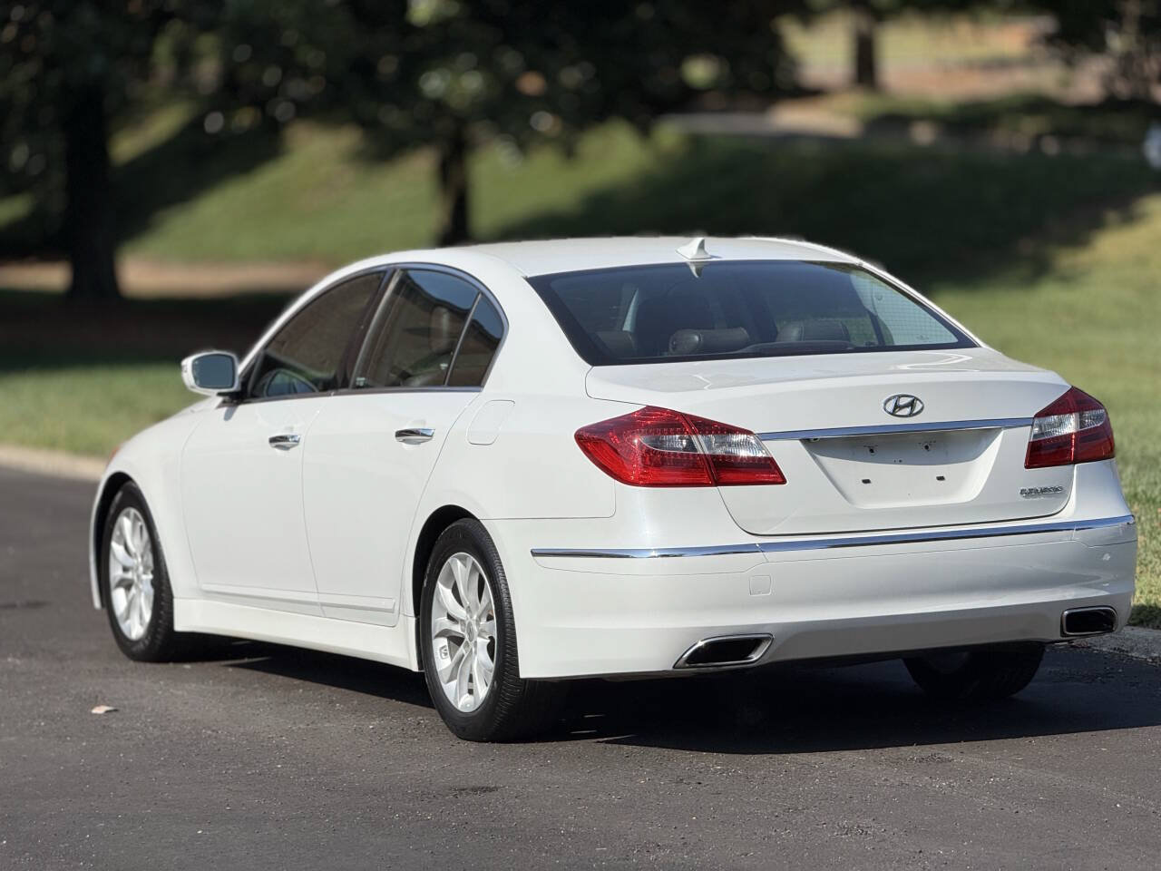 Used 2013 Hyundai Genesis 3.8 RWD image 6