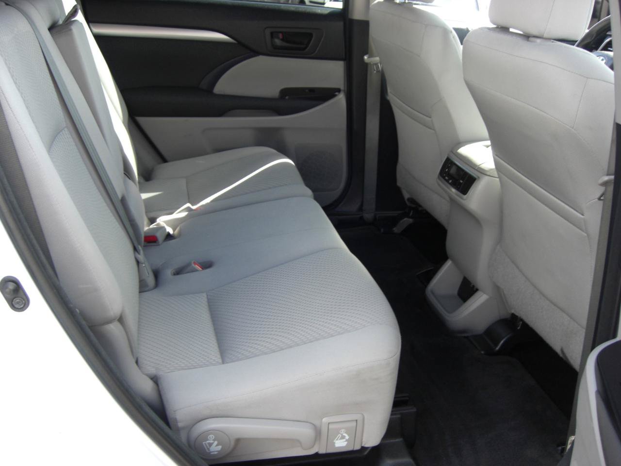 Used 2017 Toyota Highlander LE w/ Carpet Mat Package FWD image 17