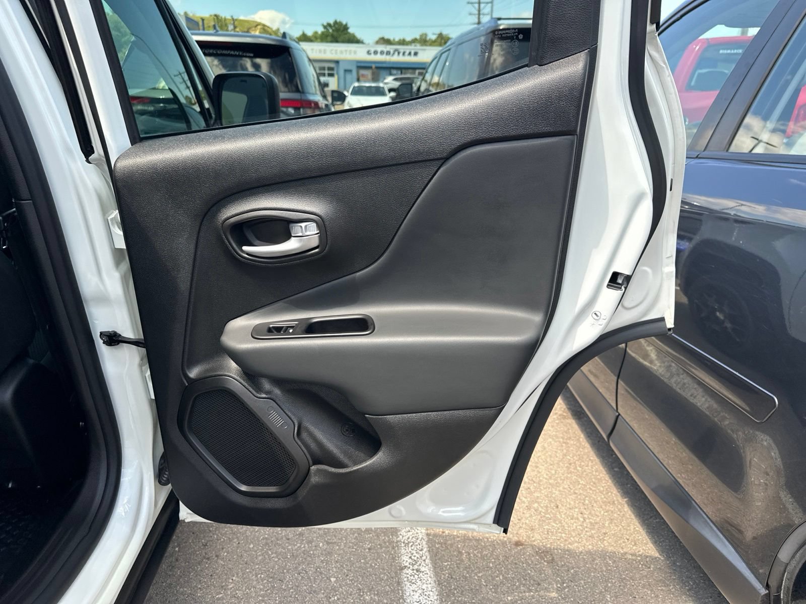 Used 2023 Jeep Renegade Latitude w/ Premium Group AWD/4WD image 27