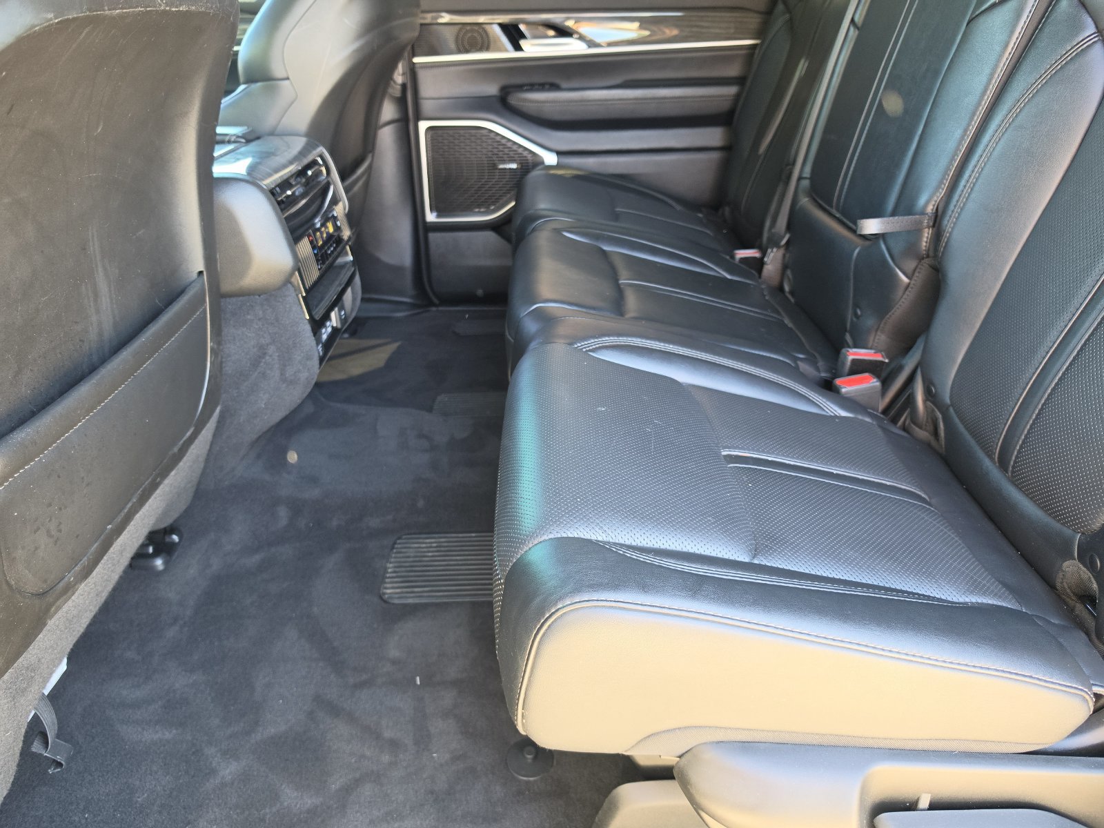 Used 2022 Jeep Wagoneer Series III AWD/4WD image 13