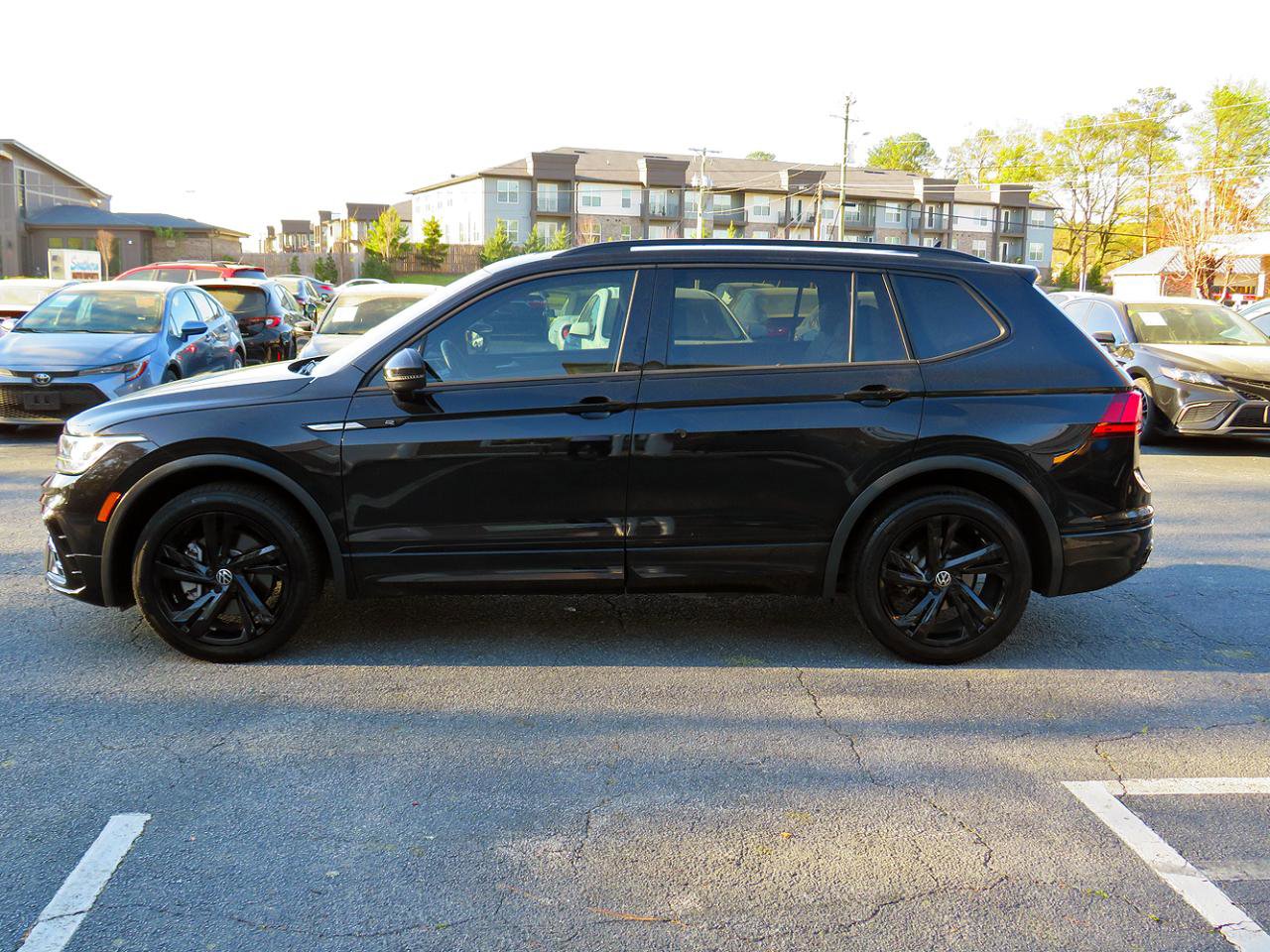 Used 2023 Volkswagen Tiguan SE R-Line FWD image 10