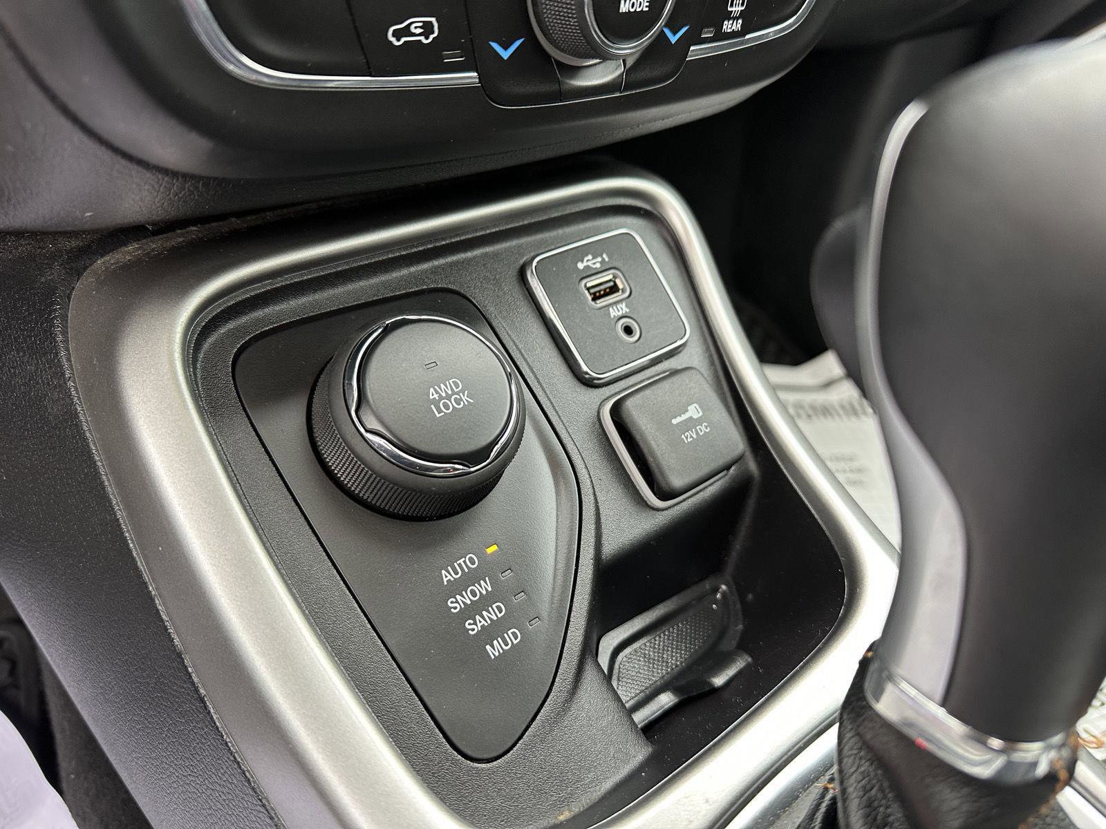 Used 2020 Jeep Compass Latitude AWD/4WD image 32
