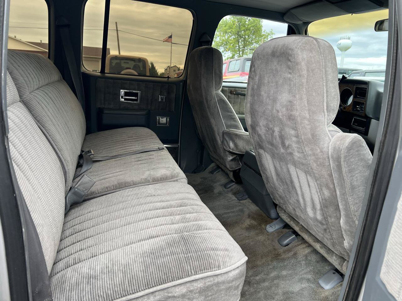 Used 1989 GMC Suburban 4WD image 16