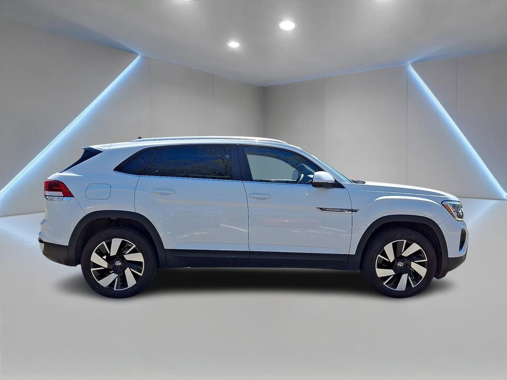 Certified 2025 Volkswagen Atlas Cross Sport SE w/ Panoramic Sunroof Package AWD/4WD image 4
