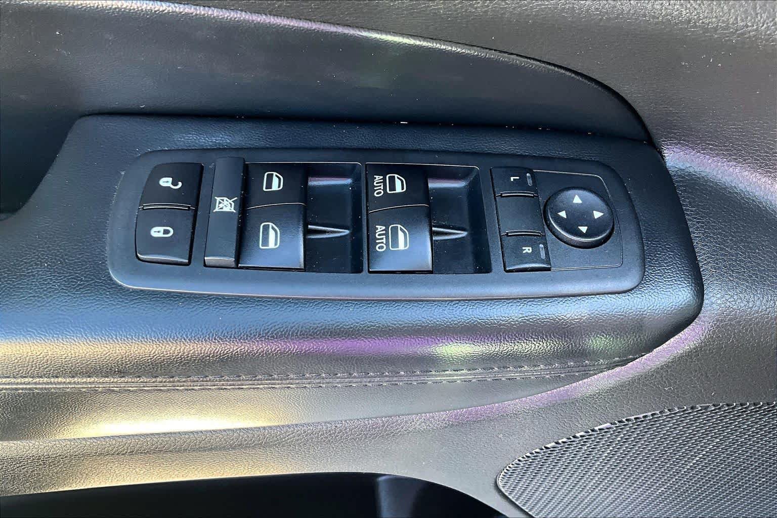 Used 2018 Jeep Grand Cherokee Laredo RWD image 34