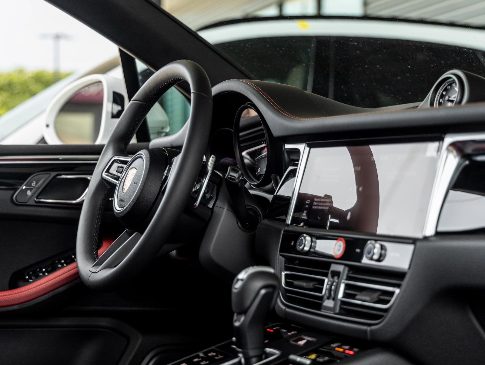 Used 2025 Porsche Macan image 44