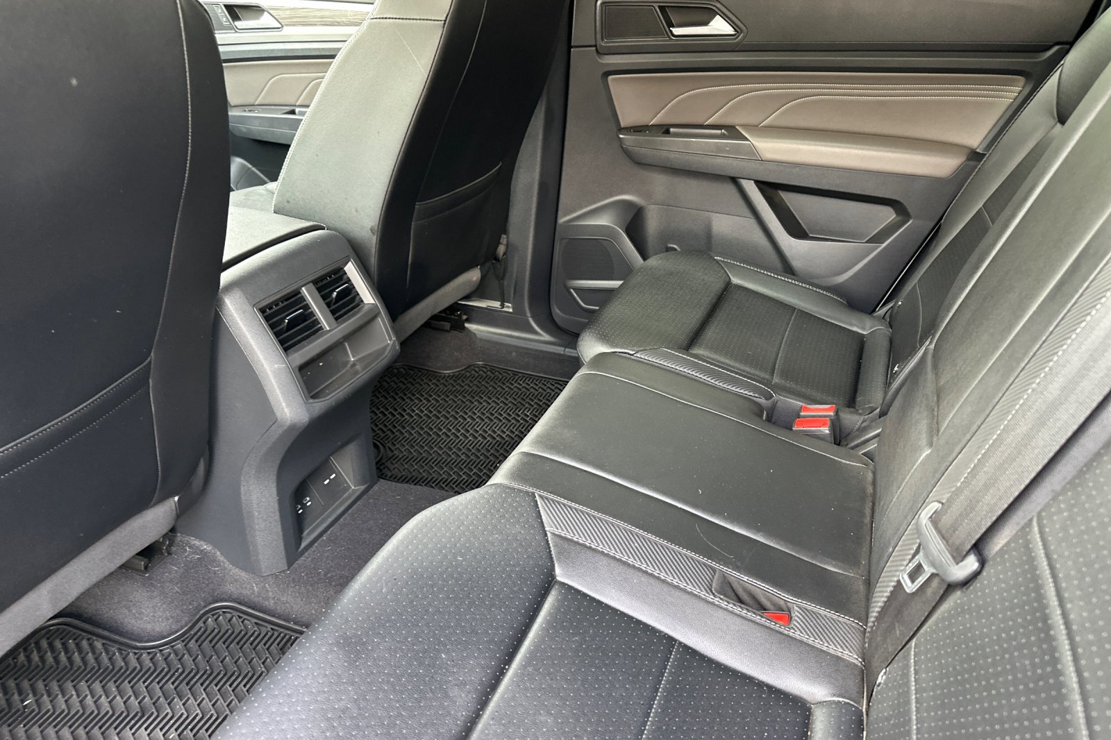 Used 2022 Volkswagen Atlas Cross Sport SE image 12