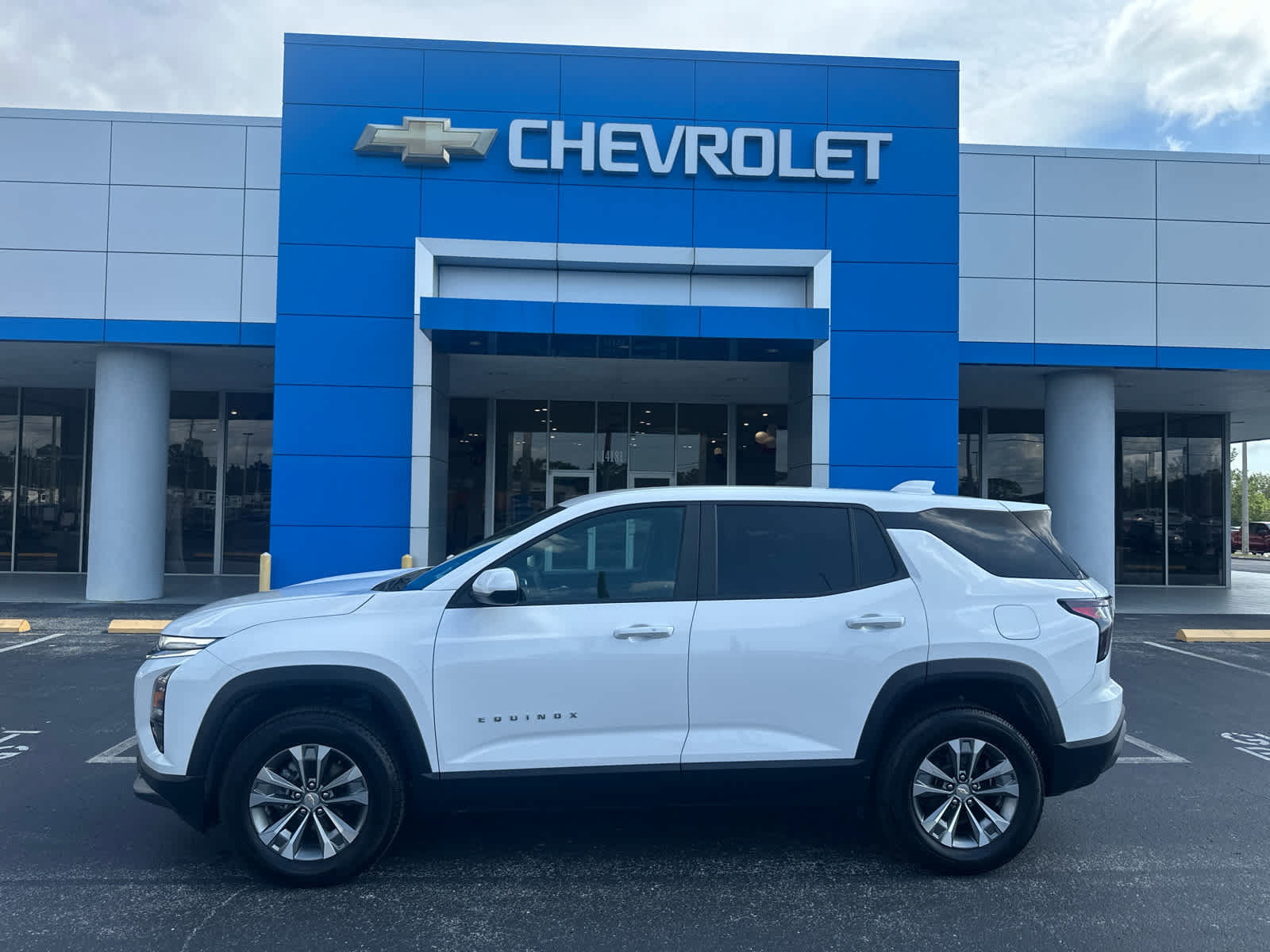 Used 2025 Chevrolet Equinox LT AWD/4WD image 2