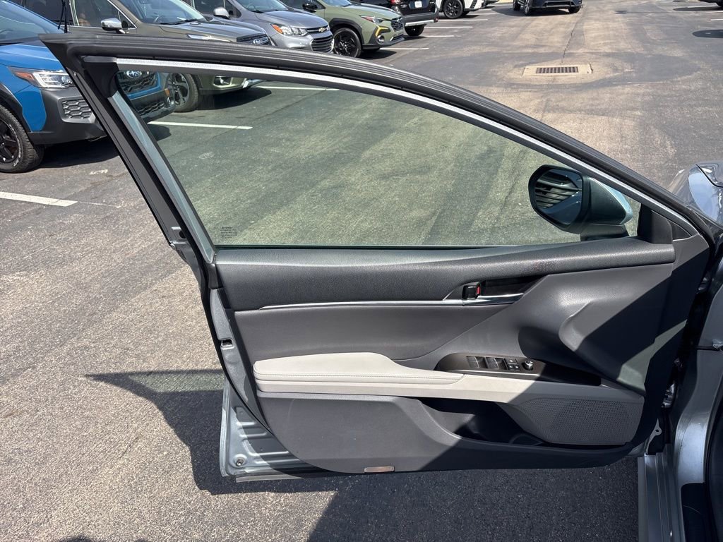 Used 2021 Toyota Camry XLE w/ Cold Weather Package image 18