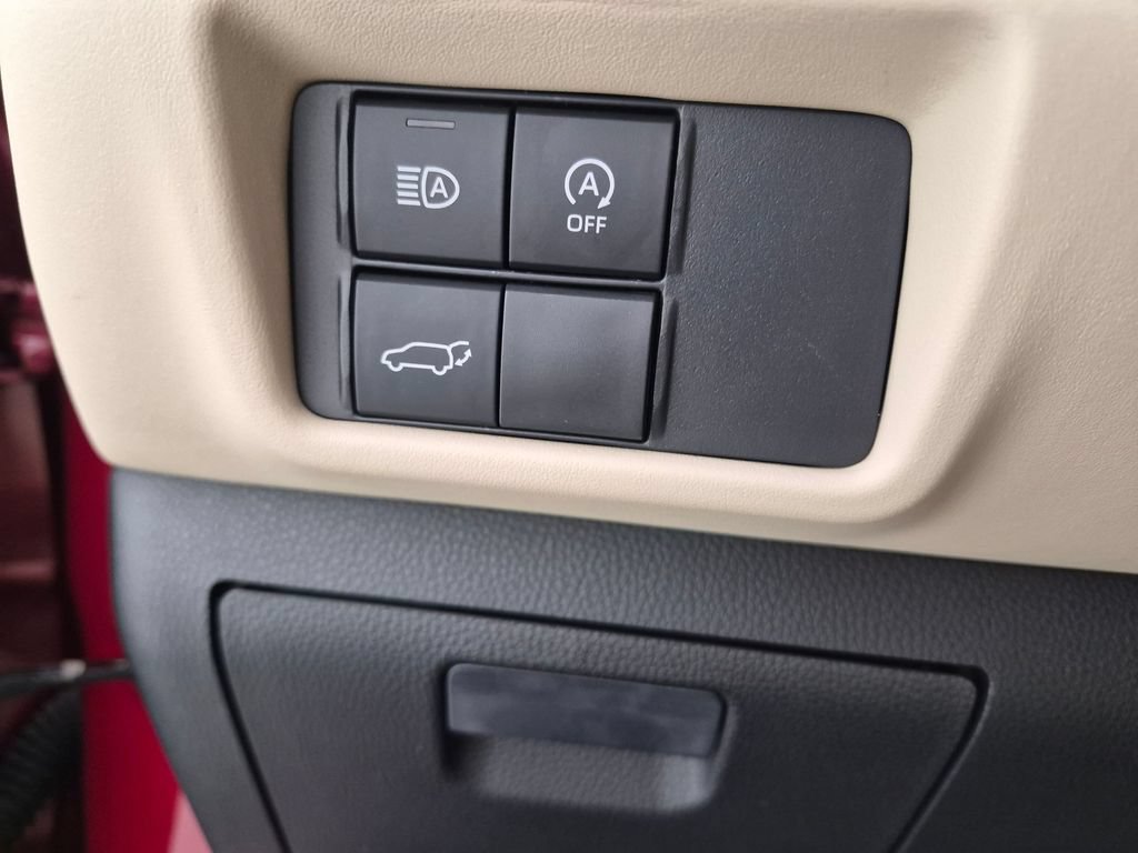 Used 2025 Toyota Highlander XLE FWD image 12
