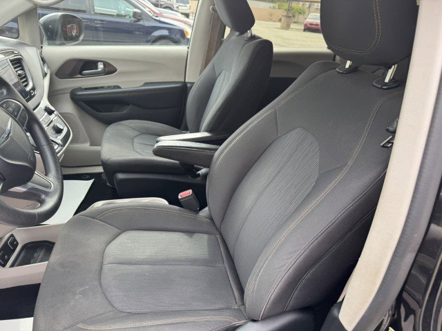 Used 2017 Chrysler Pacifica Touring image 9