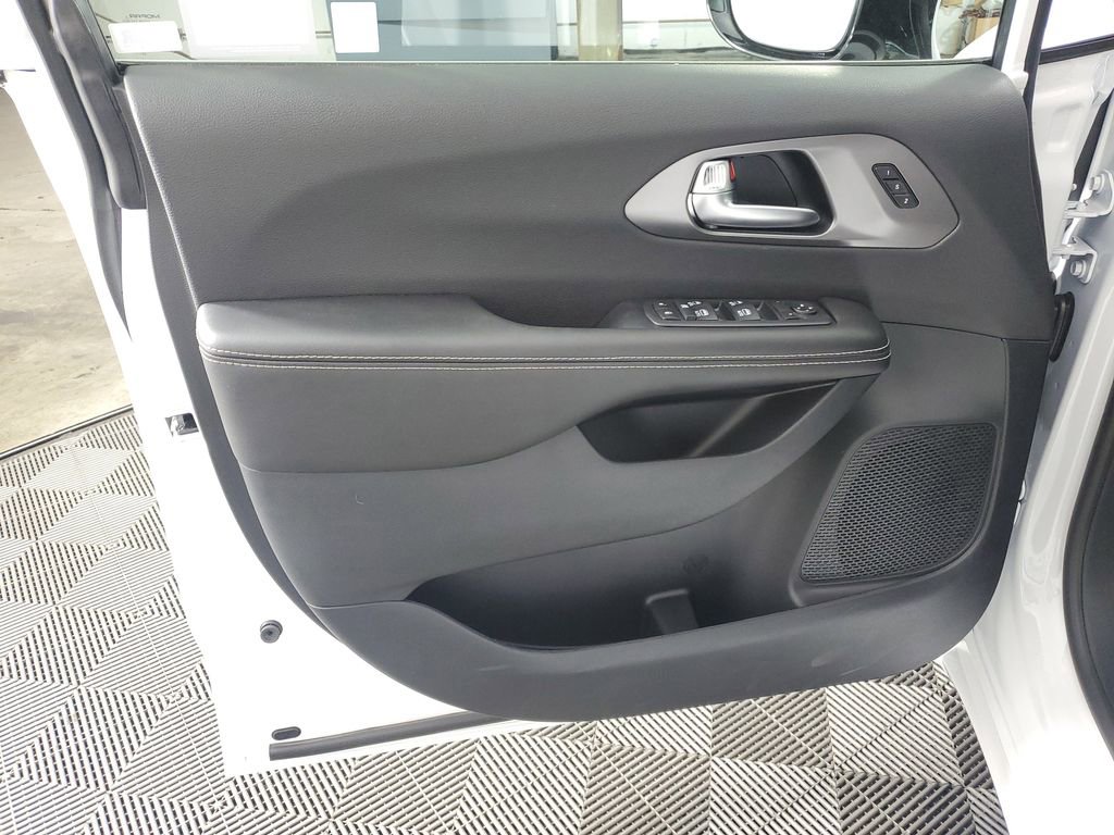 New 2026 Chrysler Pacifica Select image 27