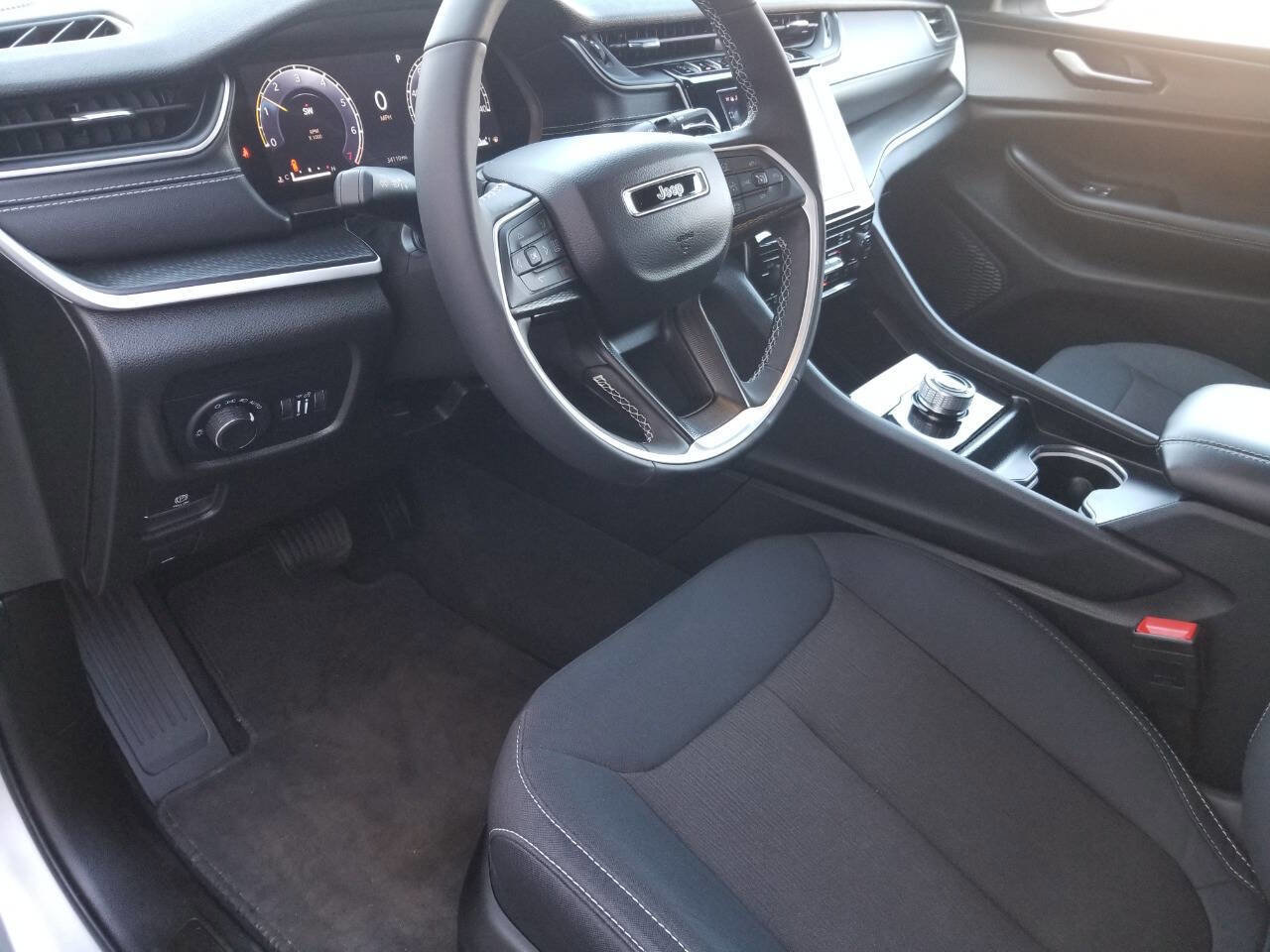 Certified 2024 Jeep Grand Cherokee L Laredo w/ Luxury Tech Group I AWD/4WD image 9