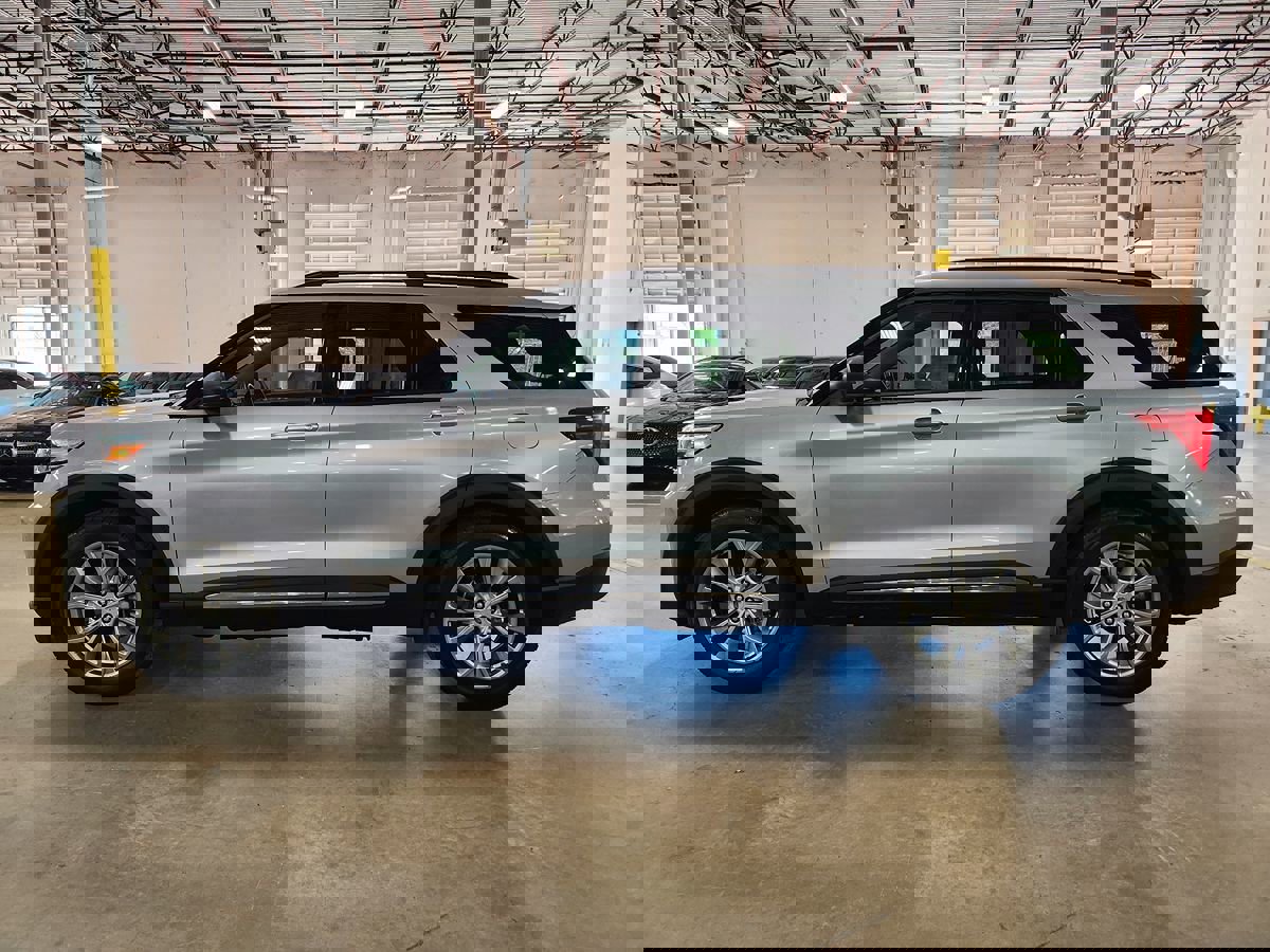 Used 2021 Ford Explorer XLT w/ Equipment Group 202A image 7