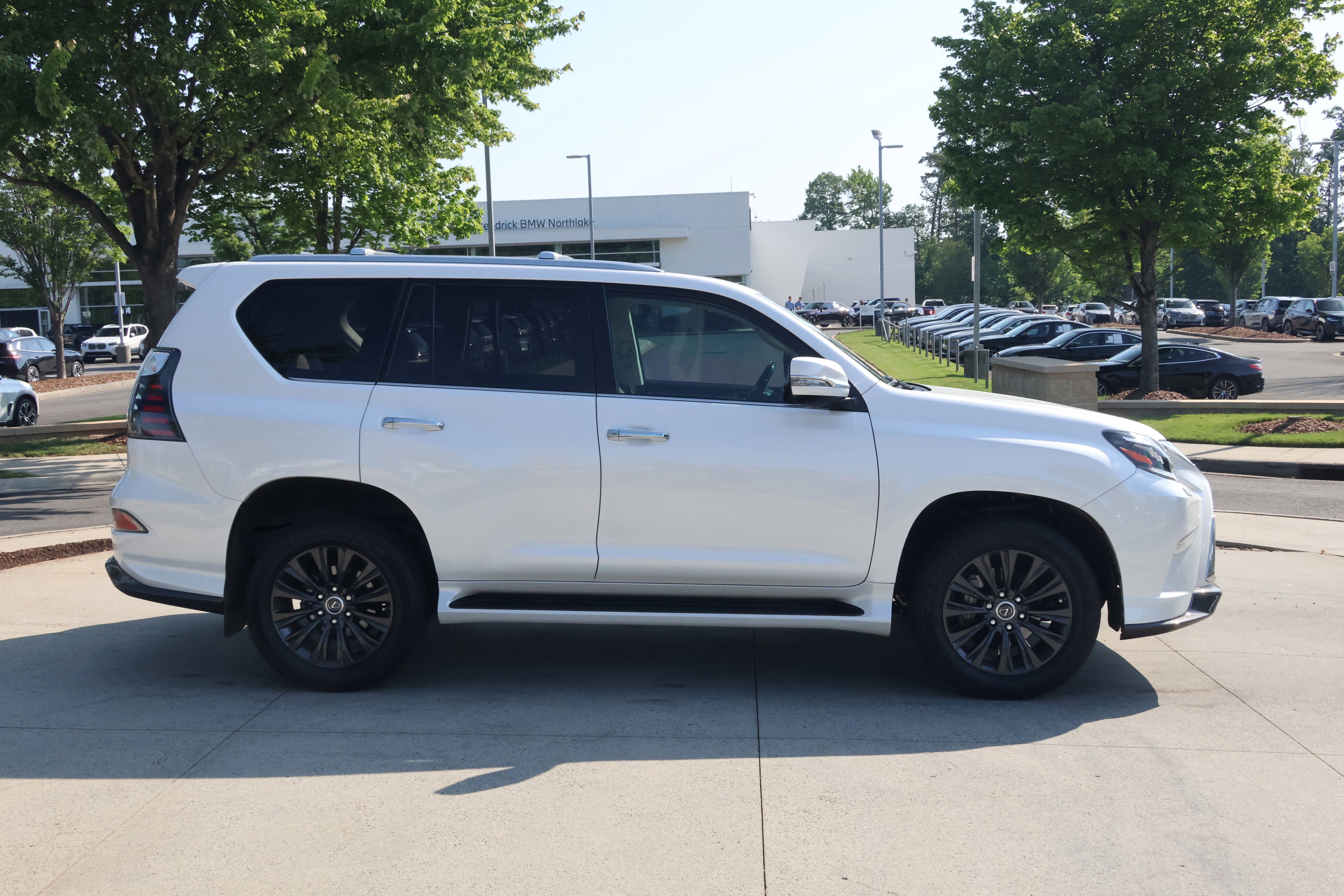 Used 2023 Lexus GX 460 Premium w/ Accessory Package AWD/4WD image 10