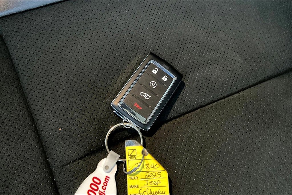 Used 2025 Jeep Grand Cherokee L Altitude image 10