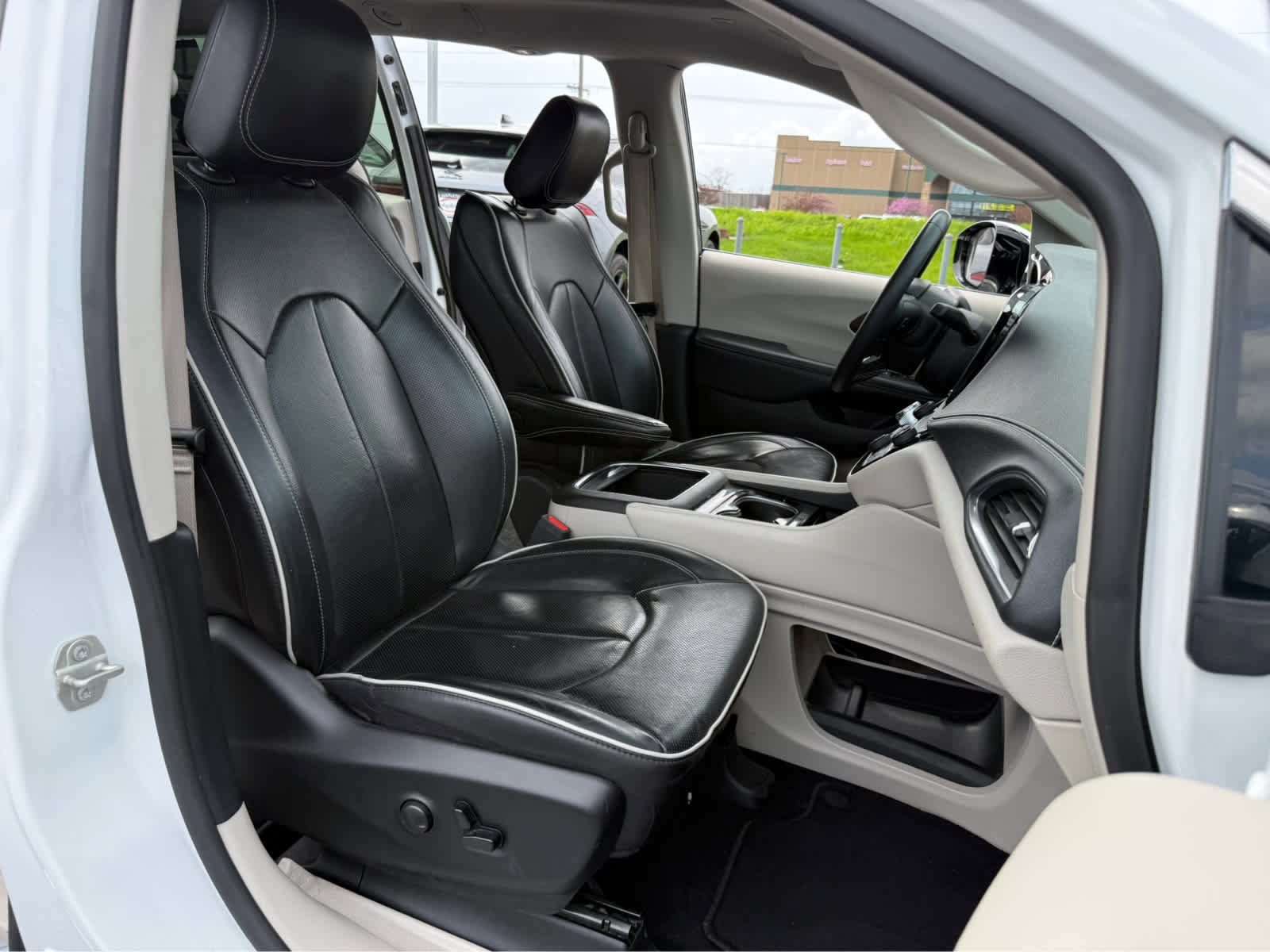 Used 2023 Chrysler Pacifica Limited FWD image 23
