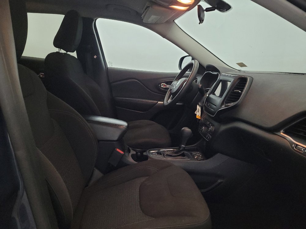 Used 2019 Jeep Cherokee Latitude w/ Popular Appearance Group FWD image 21