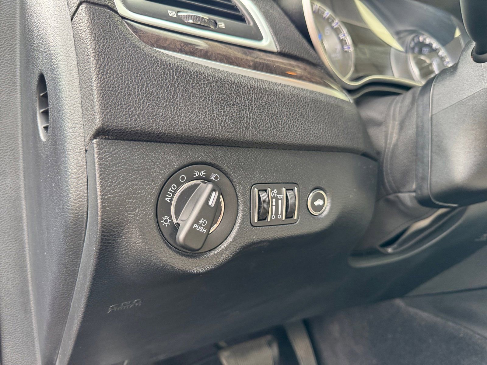 Used 2018 Chrysler 300 Limited w/ Harman/Kardon Audio Group image 19