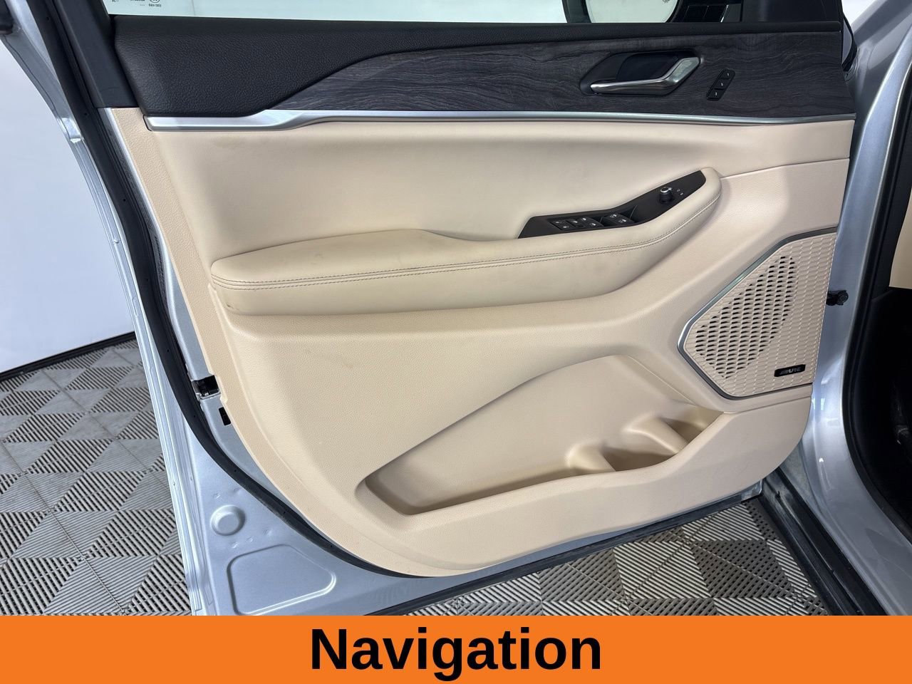 Used 2024 Jeep Grand Cherokee Limited w/ Luxury Tech Group II image 8