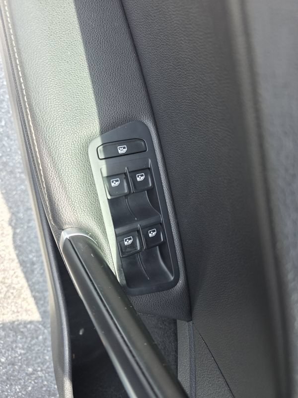 Used 2020 Volkswagen Golf 4-Door FWD image 20