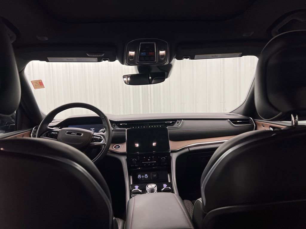 Used 2025 Jeep Grand Cherokee Summit w/ Luxury Tech Group V image 15