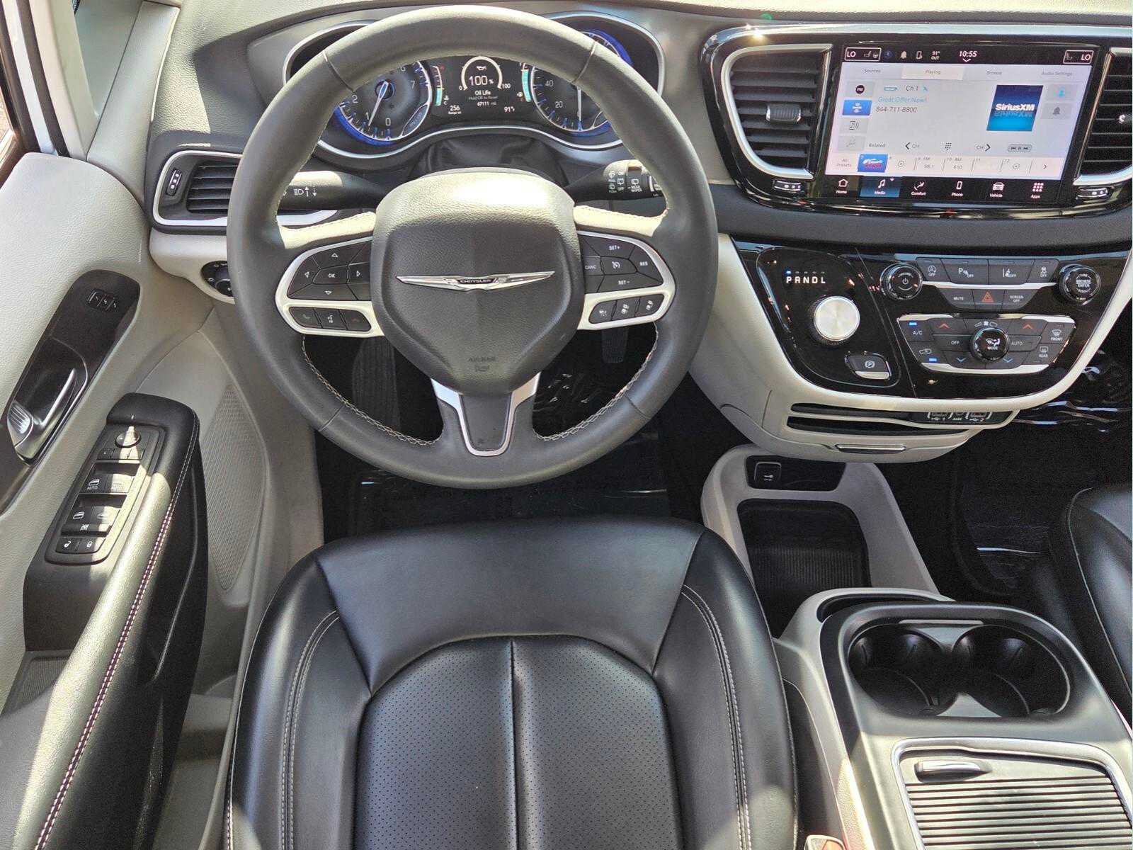 Used 2023 Chrysler Pacifica Touring-L FWD image 2