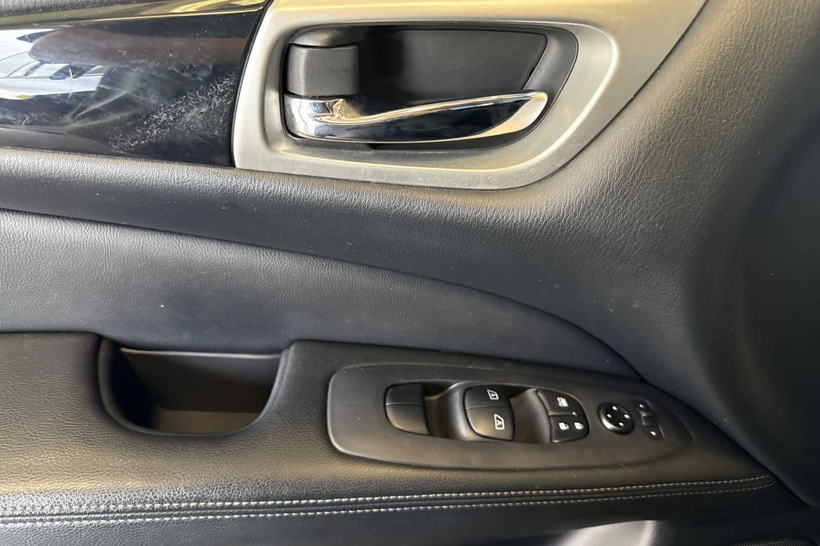 Used 2020 Nissan Pathfinder SV image 10