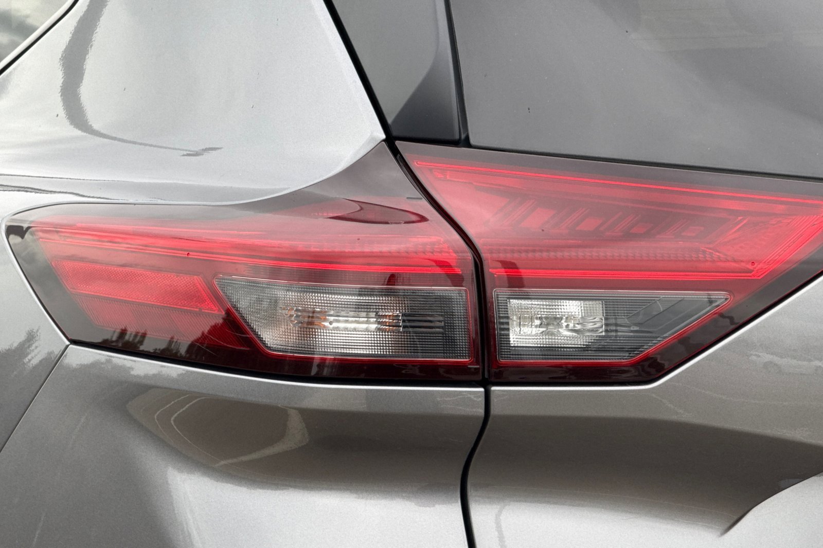 Used 2024 Nissan Rogue SV image 48