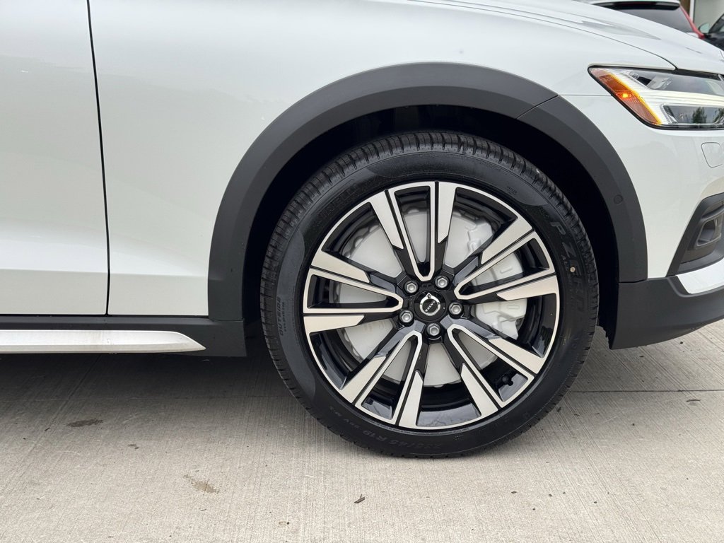 New 2026 Volvo V60 B5 Cross Country Ultra w/ Climate Package image 5