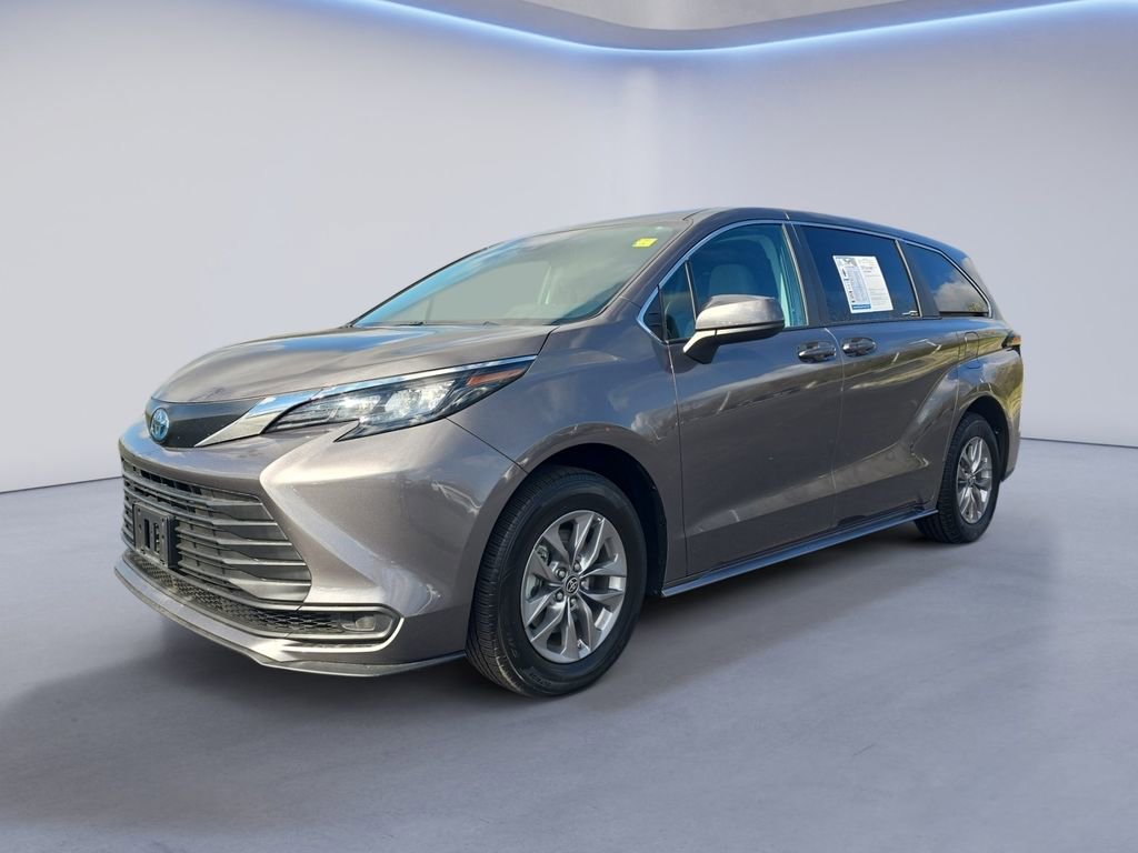 Used 2024 Toyota Sienna LE image 1