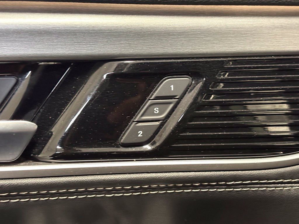 Used 2025 Jeep Wagoneer Series II w/ 8-Passenger Seating Package AWD/4WD image 13