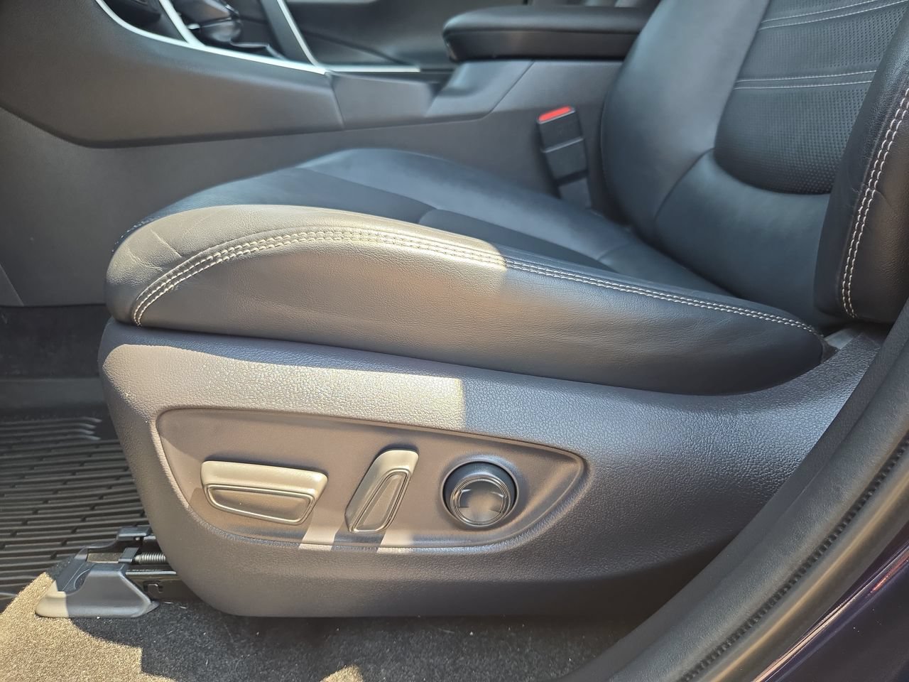 Used 2020 Toyota RAV4 Limited FWD image 29
