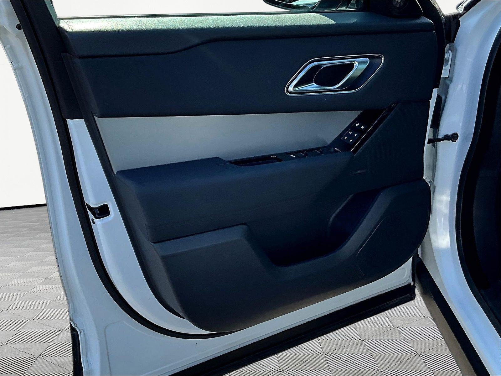 Used 2025 Land Rover Range Rover Velar S AWD/4WD image 19