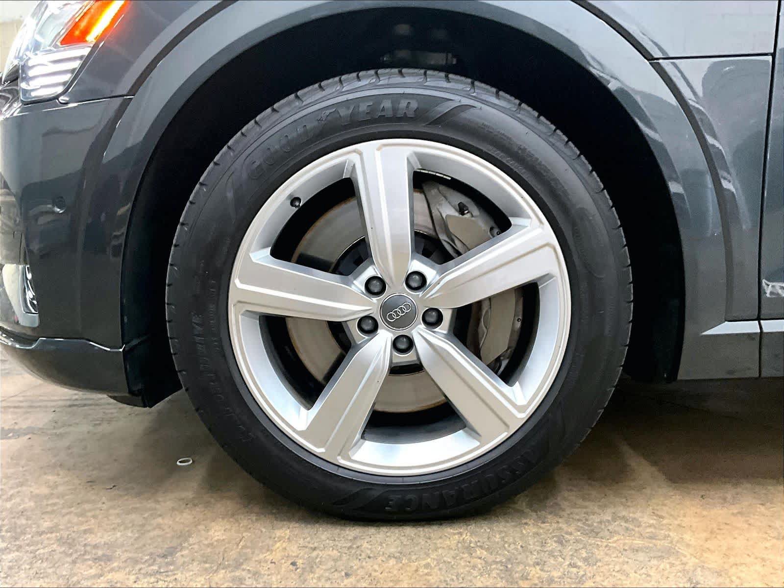 Used 2019 Audi e-tron Prestige w/ Prestige Package AWD/4WD image 13