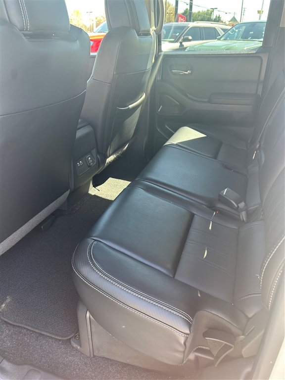 Used 2024 Nissan Frontier SL RWD image 9