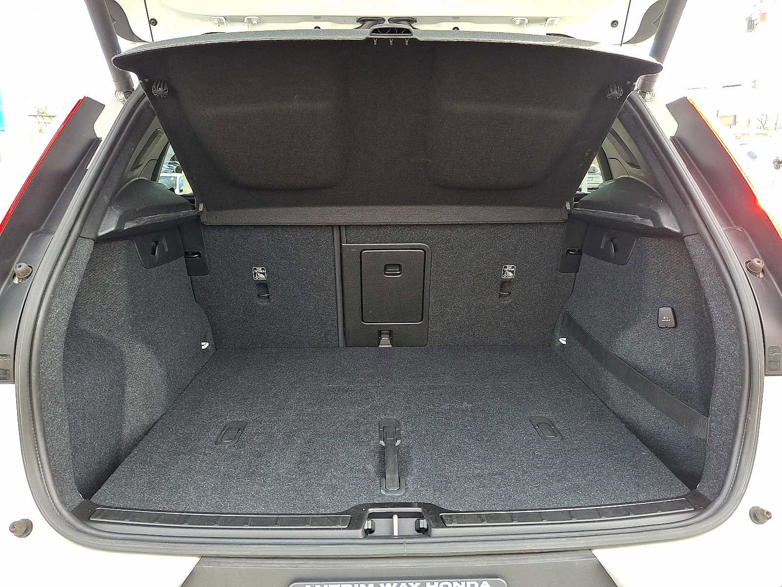 Used 2019 Volvo XC40 T5 Momentum image 29