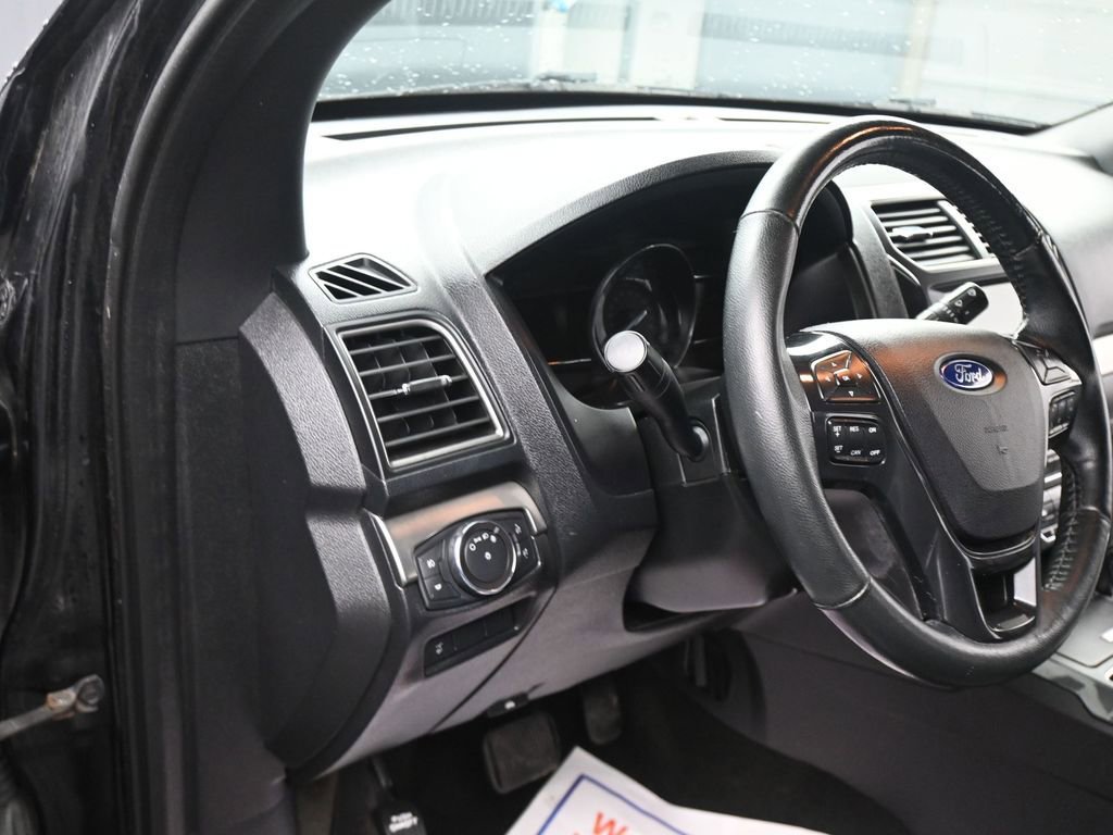 Used 2018 Ford Explorer XLT w/ Equipment Group 202A FWD image 6