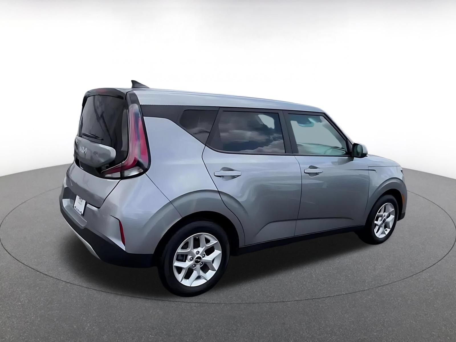 Used 2025 Kia Soul LX w/ LX Technology Package FWD image 13