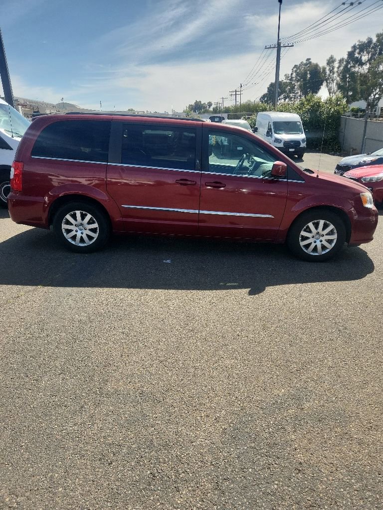 Used 2012 Chrysler Town & Country Touring w/ Entertainment Group #1 FWD image 18