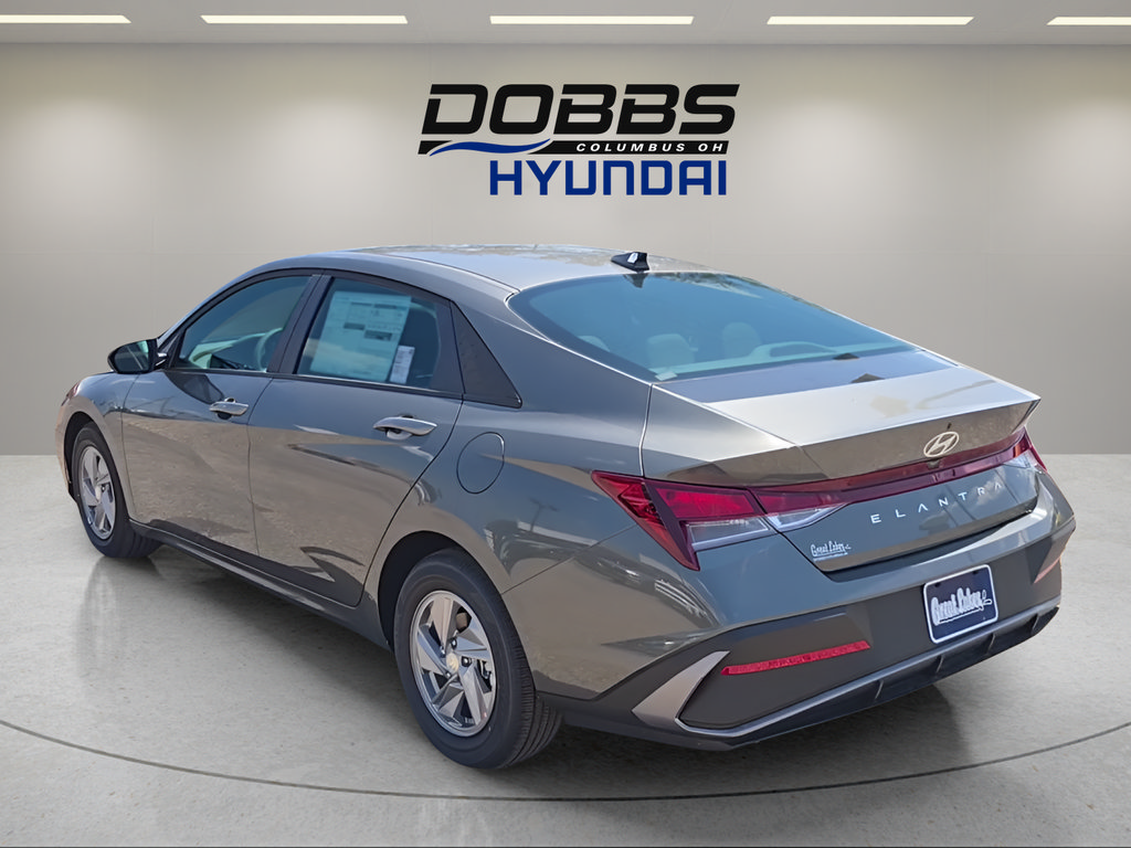New 2026 Hyundai Elantra SE FWD image 3