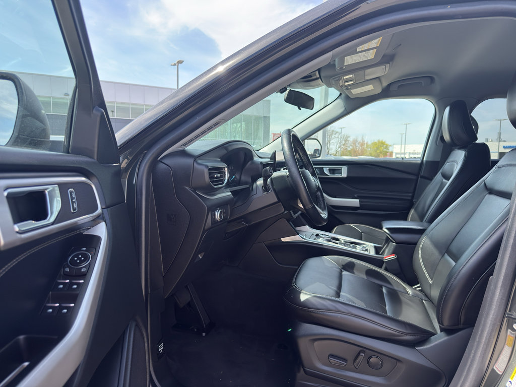 Used 2022 Ford Explorer XLT w/ Equipment Group 202A AWD/4WD image 12