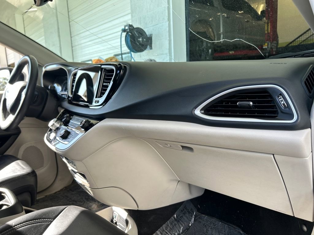 Used 2023 Chrysler Pacifica Touring-L image 16