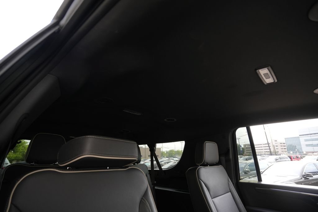 Used 2025 Chevrolet Suburban Premier AWD/4WD image 31